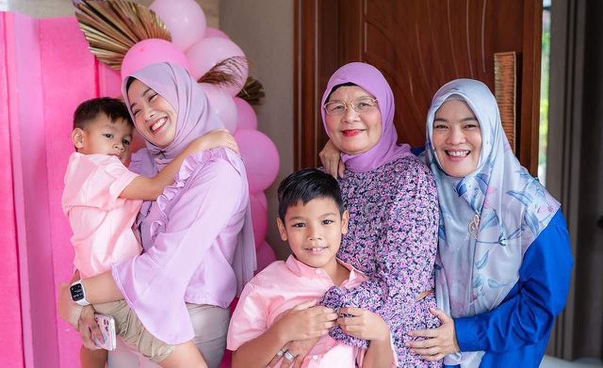 Titi Kamal sedang berbahagia merayakan ulang tahunnya yang ke 40 dan mendapat banyak kejutan dari orang-orang terdekatnya&period; Yuk intip&excl;