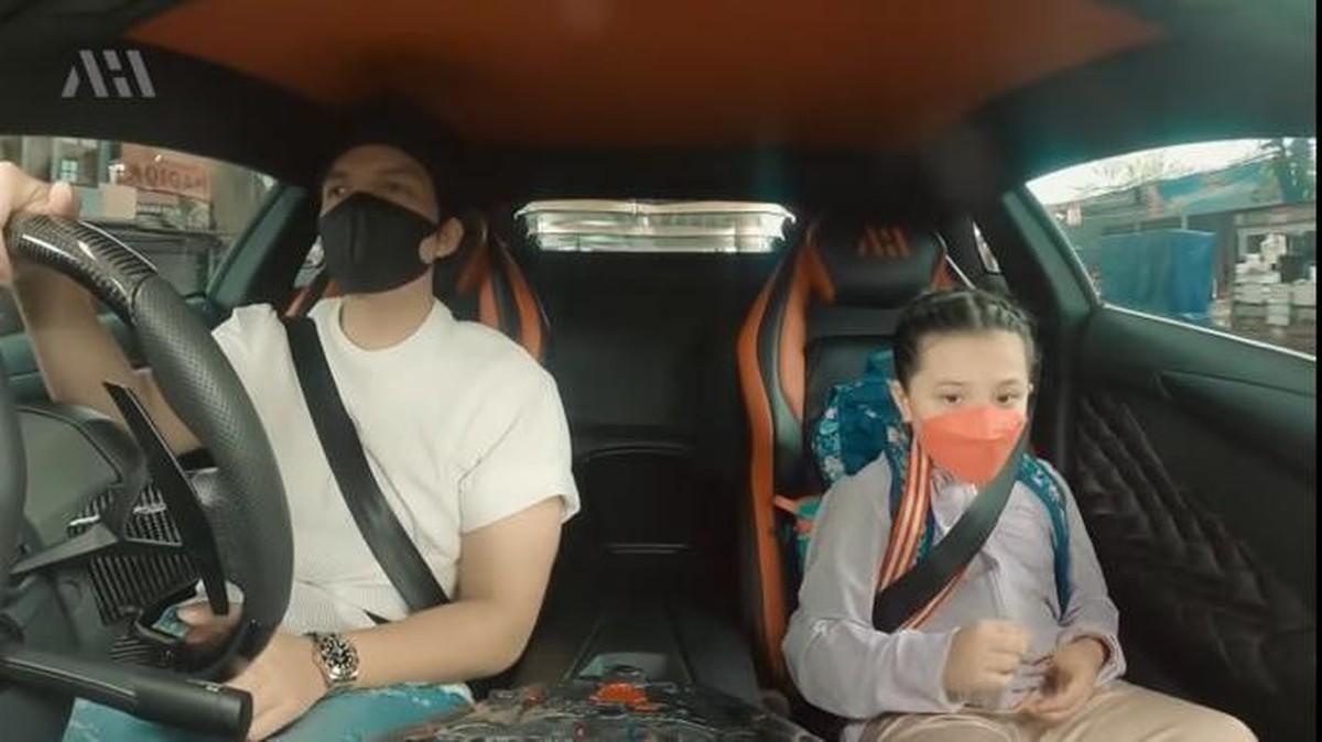 Atta Halilintar bikin heboh usai menjemput Arsyi pulang sekolah pakai lamborghini&period; Yuk intip potretnya&excl;
