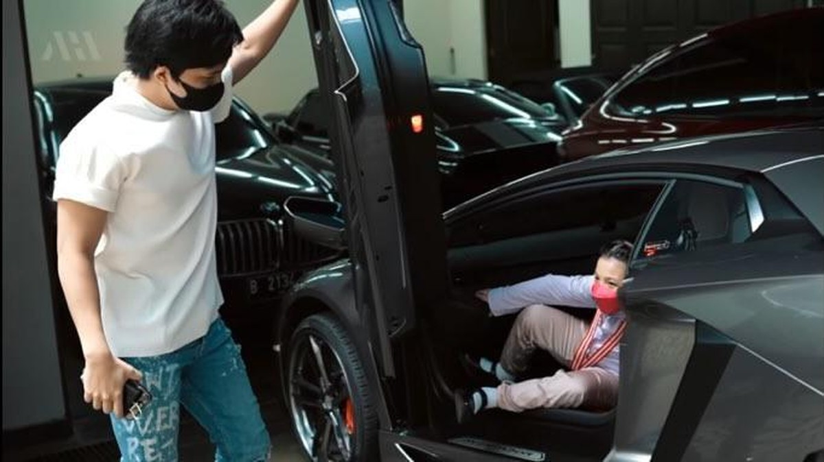 Atta Halilintar bikin heboh usai menjemput Arsyi pulang sekolah pakai lamborghini&period; Yuk intip potretnya&excl;