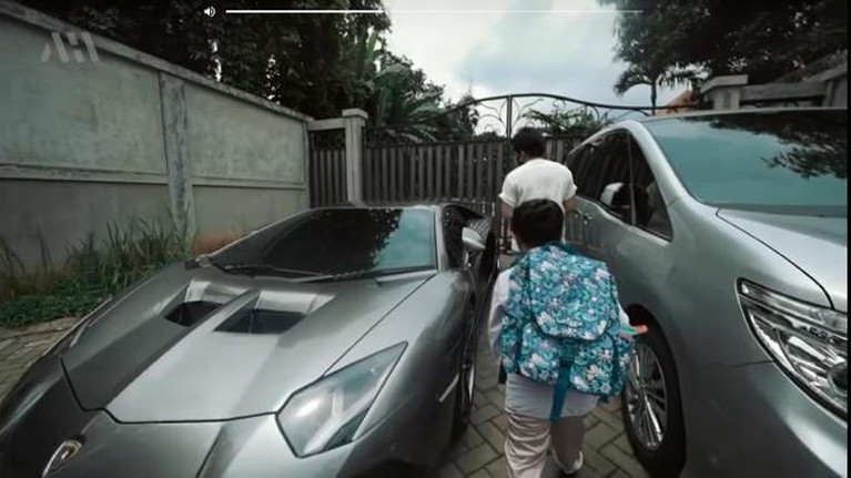 8 Momen Arsyi Pulang Sekolah Dijemput Atta Halilintar Pakai Lamborghini Atta Halilintar bikin heboh usai menjemput Arsyi pulang sekolah pakai lamborghini. Yuk intip potretnya!