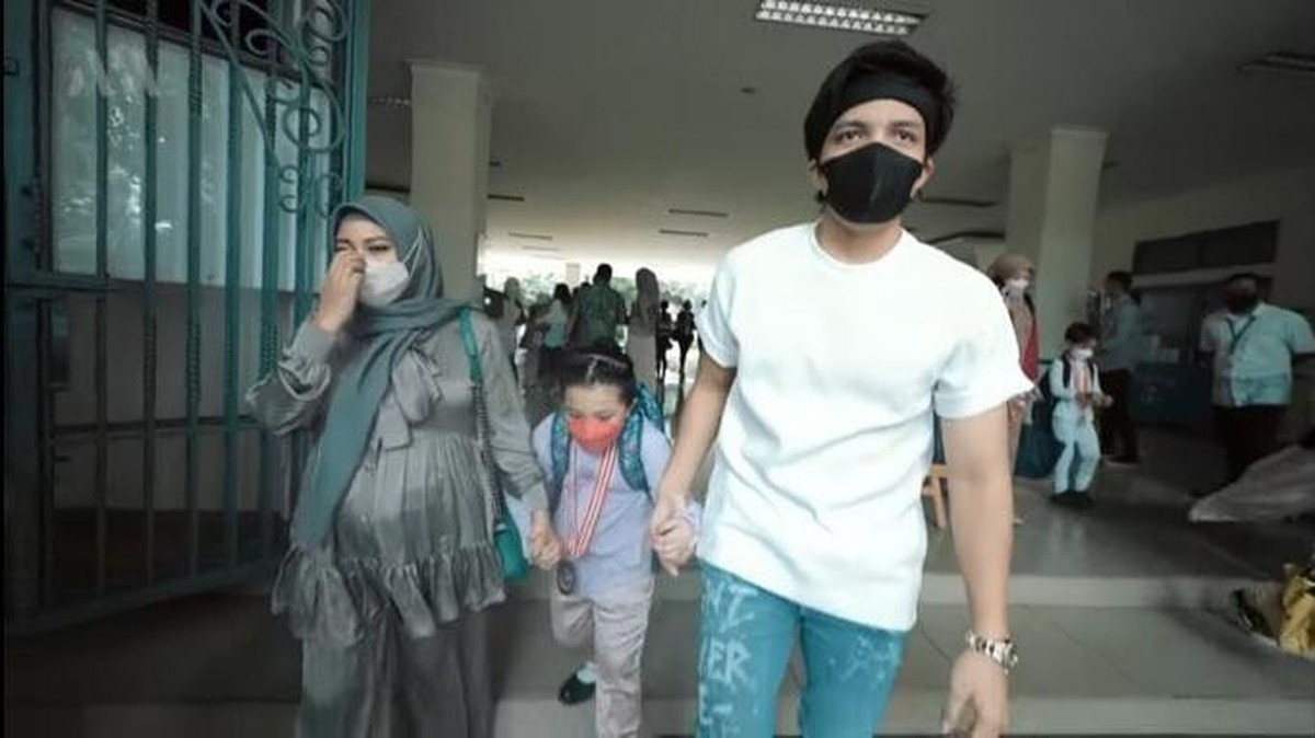Atta Halilintar bikin heboh usai menjemput Arsyi pulang sekolah pakai lamborghini&period; Yuk intip potretnya&excl;
