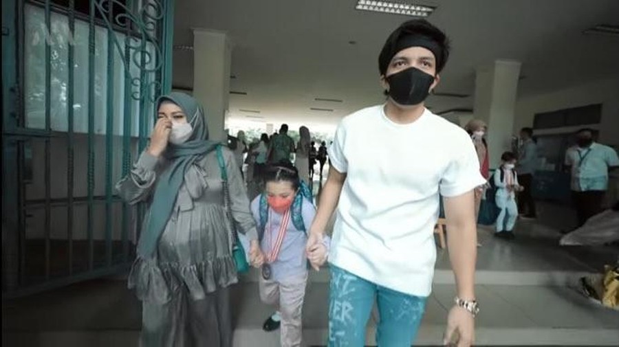 Atta Halilintar bikin heboh usai menjemput Arsyi pulang sekolah pakai lamborghini. Yuk intip potretnya!