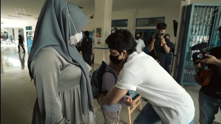 8 Momen Arsyi Pulang Sekolah Dijemput Atta Halilintar Pakai Lamborghini Atta Halilintar bikin heboh usai menjemput Arsyi pulang sekolah pakai lamborghini. Yuk intip potretnya!