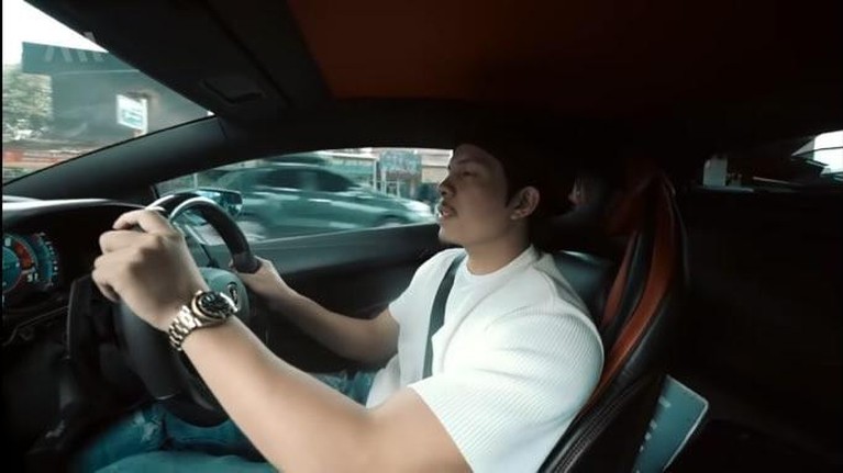 8 Momen Arsyi Pulang Sekolah Dijemput Atta Halilintar Pakai Lamborghini Atta Halilintar bikin heboh usai menjemput Arsyi pulang sekolah pakai lamborghini. Yuk intip potretnya!