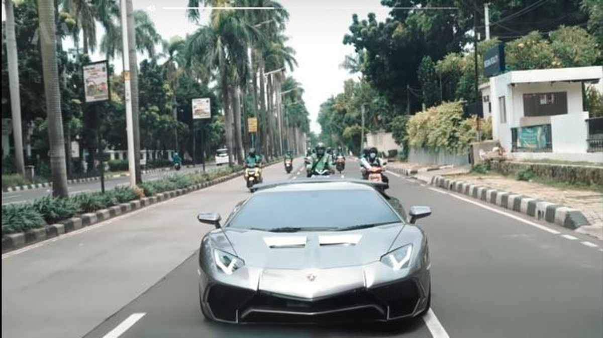 Atta Halilintar bikin heboh usai menjemput Arsyi pulang sekolah pakai lamborghini&period; Yuk intip potretnya&excl;