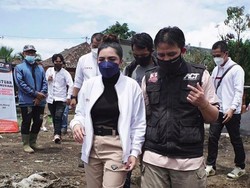 Ashanty Turun Langsung ke Lokasi Banjir Bandang dan Erupsi Semeru