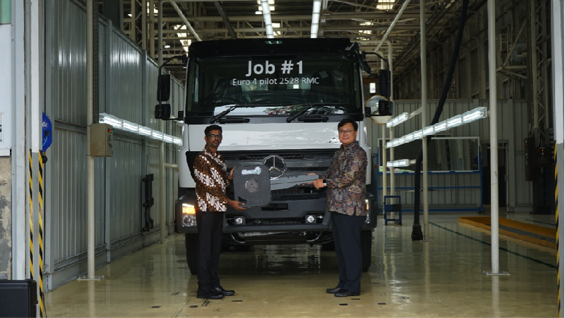 Mercedes-Benz Axor berstandar emisi Euro 4 siap mengaspal di jalanan Indonesia.