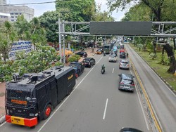 Buruh Demo MK-Balkot-Istana, Kendaraan Taktis Siaga di Medan Merdeka Barat