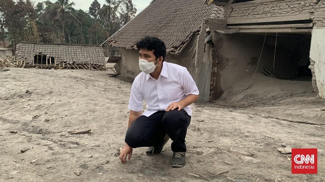 Wagub Jatim Emil Dardak meminta warga di Desa Sumberwuluh, Lumajang, mewaspadaai luapan lahar dingin Semeru.