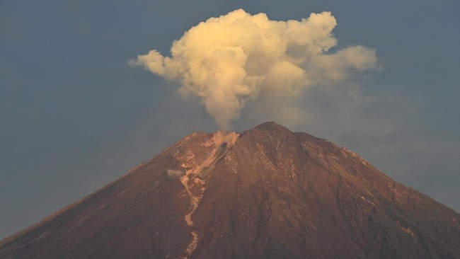 Badan Geologi Kementerian ESDM menetapkan status Gunung Semeru naik dari level II atau waspada menjadi level III atau siaga terhitung pukul 23:00 Kamis (16/12).