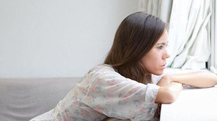 Apakah zodiak Bunda termasuk kelompok zodiak yang paling pemalu? Cek jawabannya di sini, yuk.