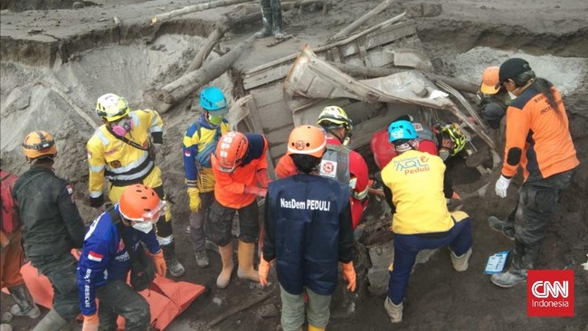 Tim SAR gabungan kembali melanjutkan proses evakuasi korban erupsi Gunung Semeru, Rabu (8/12) pagi. Tim SAR menyisir Desa Curah Kobokan, Kabupaten Lumajang.