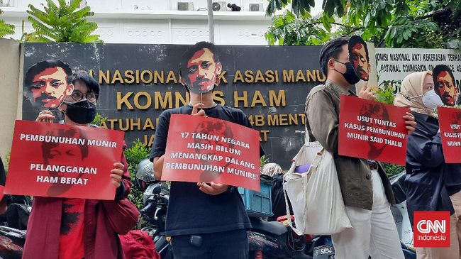 Komite Aksi Solidaritas untuk Munir (KASUM) menggelar aksi di Kantor Komnas HAM dan mendesak penyelidikan pro justitia dalam kasus pembunuhan Munir.