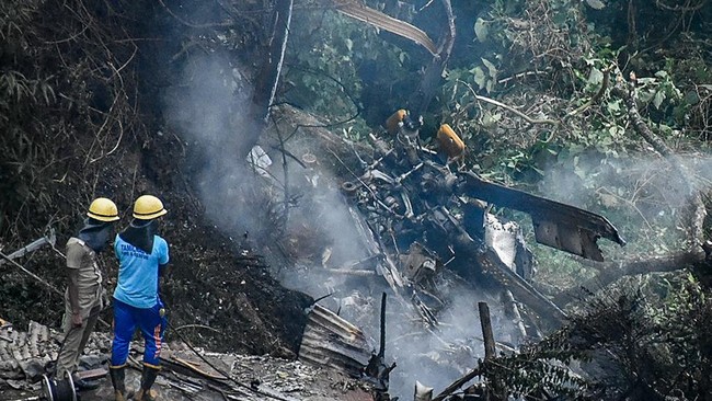 Aparat gabungan mengevakuasi empat korban kecelakaan helikopter maskapai Airfast di Boven Digoel, Papua.