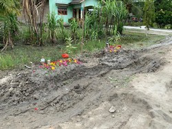 Warga di Batu Bara Sumut Bikin Kuburan Protes Jalan Rusak