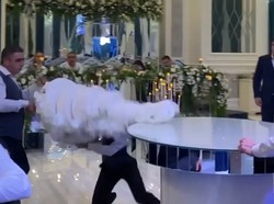 Meriahkan Pesta Kawinan, Staf Hotel Ini Prank Jatuhkan Kue Pengantin