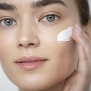 Rayakan Natal dengan Wajah Glowing, 3 Langkah Skincare Ini Nggak Boleh Kamu Skip!