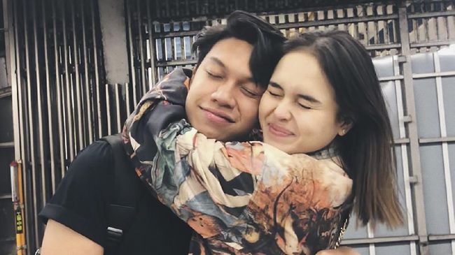 Selebgram Laura Anna memperlihatkan kondisi mobil yang membawa dirinya dan mantan kekasihnya, Gaga Muhammad, saat mengalami kecelakaan.