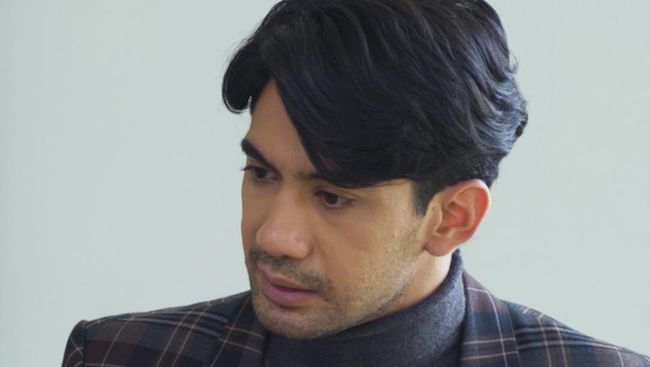Peran Reza Rahadian sebagai Aris di serial Layangan Putus jadi sorotan. Berikut gaya busana Aris dan juga Reza Rahadian.