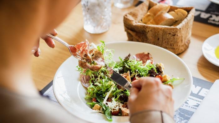 5 Kebiasaan Makan Sederhana yang Bikin Perut Rata di Usia 40-an, Tetap Langsing dan Sehat! 5 Kebiasaan Makan Sederhana yang Bikin Perut Rata di Usia 40-an, Tetap Langsing dan Sehat!