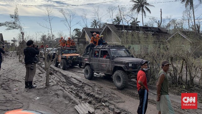 Setidaknya dua malam terakhir, berdasarkan pantauan CNNIndonesia.com, hujan deras mengguyur kawasan zona merah Semeru, sehingga warga waspada ancaman banjir.