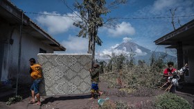FOTO: Pengungsi Erupsi Semeru Pulang Bersihkan Rumah