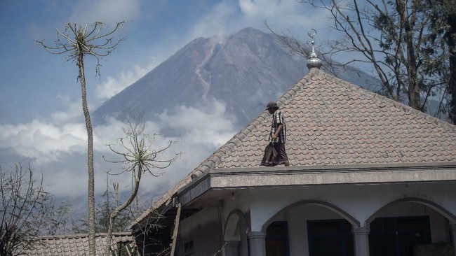 Pemasangan baliho Puan Maharani di lokasi bencana erupsi Gunung Semeru dinilai tak etis dan membuat citranya menjadi negatif.