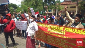 Rumah Dinas Bupati Pamekasan Disegel Massa