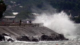 Waspada Gelombang Pasang Air Laut saat Gerhana Bulan Total, Kenapa?