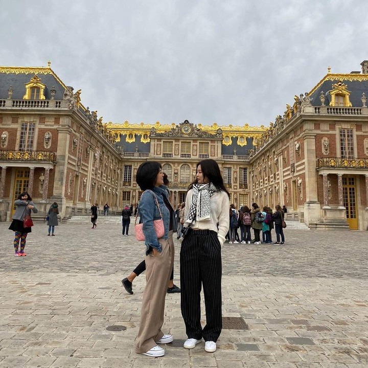 <p>Jennie dan sang Bunda sama-sama terlihat cantik dan fashionable. Keduanya bahkan terlihat seperti adik kakak, Bunda. (Foto: Instagram: @jennierubyjane)</p>