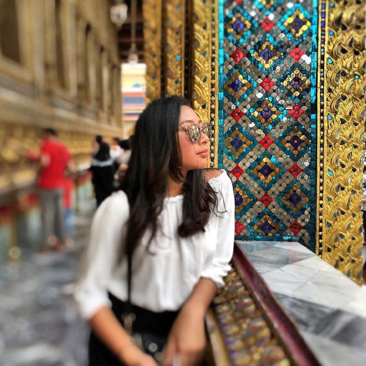 <p>Gayanti lebih akrab disapa dengan nama Aya, Bunda. Ia selalu tampil dengan rambut panjang yang terurai. (Foto: Instagram: @tatacahyani)</p>