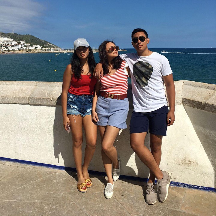 <p>Meski tinggal berpisah, Aya juga akrab dengan sang kakak, nih. Keduanya juga kerap berlibur bersama. (Foto: Instagram: @tatacahyani)</p>