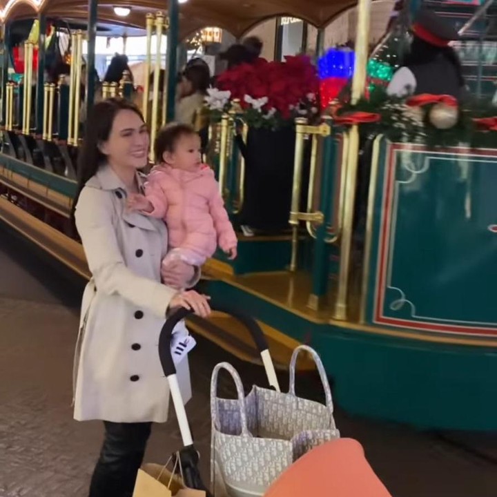 <p>Selama liburan, Shandy dan Claire tak terpisahkan, Bunda. Keduanya terlihat selalu menempel sepanjang waktu. (Foto: Instagram: @shandyaulia)</p>