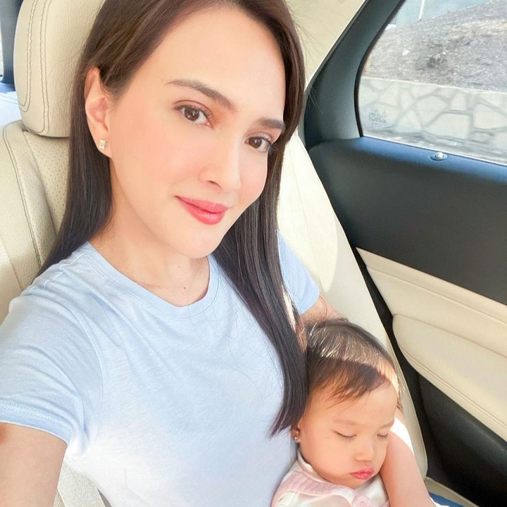 <p>Shandy Aulia memutuskan untuk liburan ke Los Angeles nih, Bunda. Ia pun turut mengajak sang putri, Claire Herbowo. (Foto: Instagram: @shandyaulia)</p>