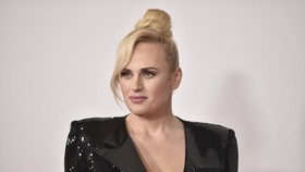 Rebel Wilson Cerita Wajah Kena Pukul Popor Senjata Kala Syuting