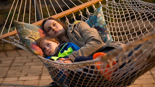 Theater Trans7 malam ini (9/12) akan menayangkan Room (2015) pukul 00.45 WIB.