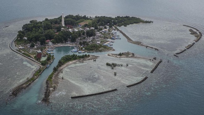 Bupati Kepulauan Seribu Junaedi mengatakan siap mengklarifikasi soal adanya helipad di Pulau Panjang ke DPRD DKI.