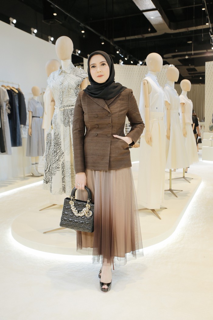 Sarah Sofyan tampil dalam rona earth tone dalam padanan gaya New Look khas Dior. Foto: M Rizki Aditya