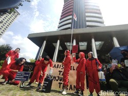 Geng Money Heist Geruduk Gedung KPK, Bawa Galon Antikorupsi
