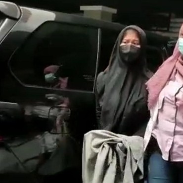 Siskaeee Pakai Hijab Saat Ditahan, Tagar #SiskaeeeBukanMuslim Bergema