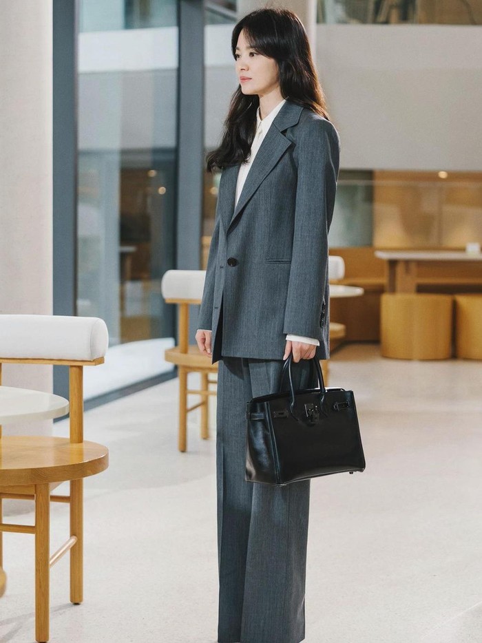 Song Hye Kyo sempat tampil beda dengan gaya preppy yang terlihat sedikit boyish dalam balutan celana serta blazer berwarna senada. Tak ketinggalan, ia mengenakan hand bag berwarna hitam untuk melengkapi penampilannya/ Foto: instagram.com/nowwearebreakingup_official