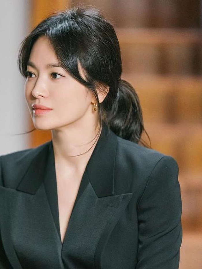 Untuk kamu yang suka gaya simpel dan nyaman, kamu bisa mengenakan blazer berwarna hitam yang cocok dipakai untuk berbagai momen di kantor. Baik untuk meeting, acara formal, atau untuk sehari-hari. Untuk menambah kesan 'esktra', kamu bisa mengenakan anting dan menata rambut ala kucir kuda yang nyaman./ Foto: instagram.com/nowwearebreakingup_official