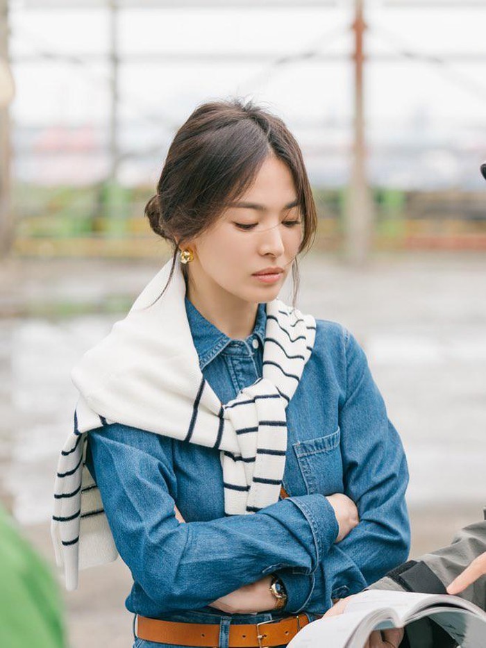 Song Hye Kyo juga tampil dengan gaya denim on denim berupa denim shirt dan denim wide leg pants. Untuk memberi kesan berbeda, ia menambahkan belt berwarna cokelat serta stripped sweater sebagai 'aksesori' tambahan pada outfit-nya. Gaya yang satu ini kece banget ya, Beauties!/ Foto: instagram.com/nowwearebreakingup_official
