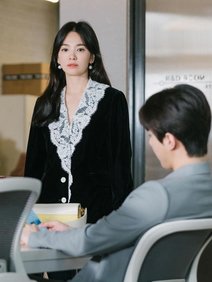 Masih dengan outfit blazer, kali ini Song Hye Kyo tampil manis dalam balutan blazer dengan aksen lace serta kancing di depannya. Tak ketinggalan, sepasang anting yang serasi dengan blazer-nya pun makin membuat gaya Song Hye Kyo makin modis/ Foto: instagram.com/nowwearebreakingup_official