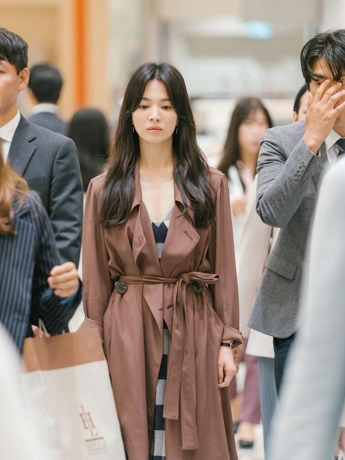 Gaya Song Hye Kyo yang satu ini pastinya akan bikin 'office look' kamu auto stylish, nih! Perpaduan dress bermotif garis-garis dan belted blazer dress berwarna cokelat akan memberi kesan elegan dan modis, serta cocok untuk dipakai ke kantor atau acara semi formal lainnya./ Foto: instagram.com/nowwearebreakingup_official