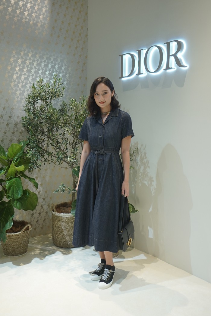 Tatjana Saphira tampil elegan lewat padanan shirt dress dan sneakers serta tas Dior 30 Montaigne. Foto: LukasAdie