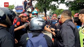 VIDEO: Keributan Warnai Sweeping Buruh Di Pulogadung