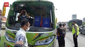 VIDEO: Hindari Motor, Bus Terguling di Panturan Demak, 2 Tewas