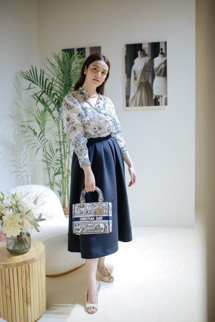 Velove Vexia membuktikan bahwa tampilan serba navy dapat menjadi pilihan untuk bergaya kasual nan elegan. Kuncinya adalah rok bersiluet A-kine. Foto: M Rizki Aditya