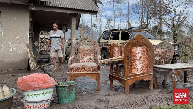 Warga yang terdampak erupsi Gunung Semeru mulai mengemasi barang-barang yang tersisa di rumah mereka, Rabu (8/12).